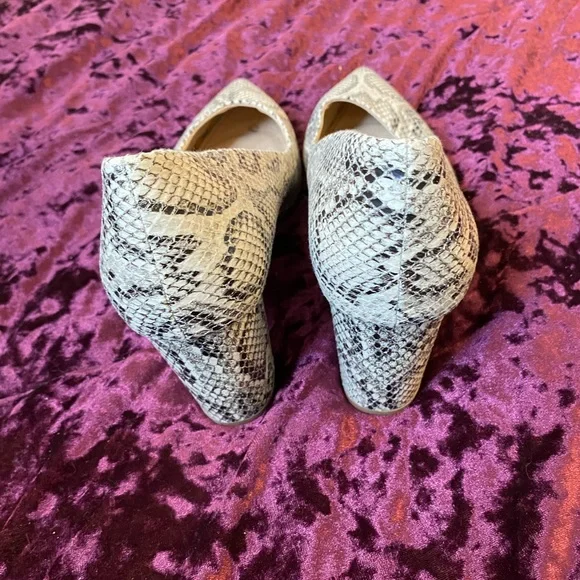 Women’s Size 12  Tan Snakeskin Pump. - Picture 3 of 8